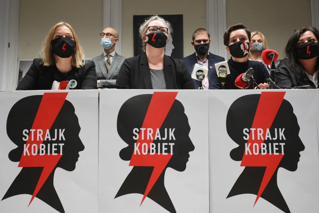 Klementyna Suchanow, Marta Lempart, Agnieszka Czerederecka oraz Bożena Przyłuska podczas konferencji prasowej Klementyna Suchanow, Marta Lempart, Agnieszka Czerederecka oraz Bożena Przyłuska podczas konferencji prasowej