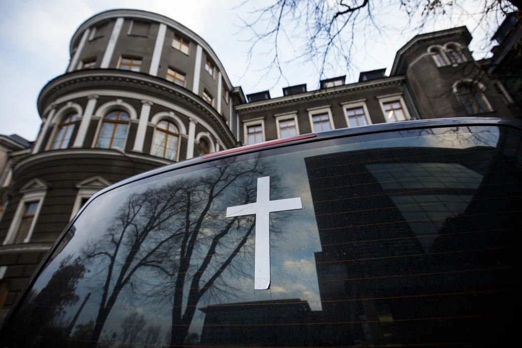 Zwłoki mężczyzny leżały w mieszkaniu, bo nikt nie chciał stwierdzić zgonu Zwłoki mężczyzny leżały w mieszkaniu, bo nikt nie chciał stwierdzić zgonu