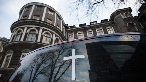 Zwłoki mężczyzny leżały w mieszkaniu, bo nikt nie chciał stwierdzić zgonu