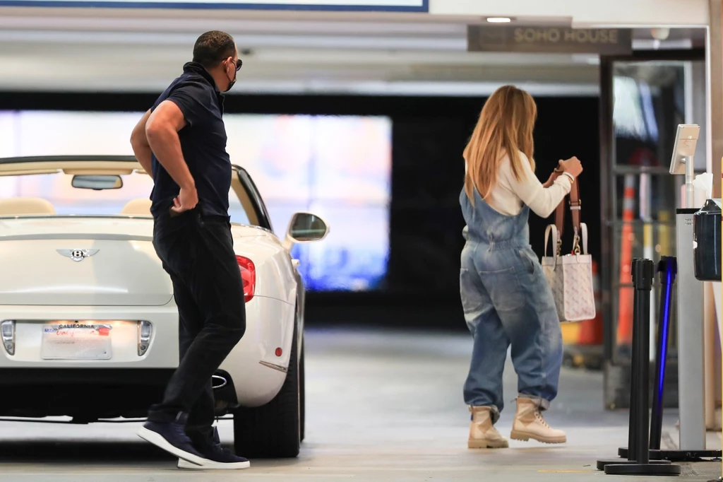 Niedawno narzeczeni zostali przyłapani przez fotoreporterów, gdy wysiadali z samochodu i kierowali się w stronę galerii handlowej. Jennifer miała na sobie luźne ogrodniczki, białą bluzę, beżowe trapery oraz elegancką torebkę z napisem "vote” (ang. głosuj) . Szerokie nogawki niechlujnie wystawały z butów. Myślicie, że to celowy zabieg czy modowa wpadka? Niedawno narzeczeni zostali przyłapani przez fotoreporterów, gdy wysiadali z samochodu i kierowali się w stronę galerii handlowej. Jennifer miała na sobie luźne ogrodniczki, białą bluzę, beżowe trapery oraz elegancką torebkę z napisem "vote” (ang. głosuj) . Szerokie nogawki niechlujnie wystawały z butów. Myślicie, że to celowy zabieg czy modowa wpadka?