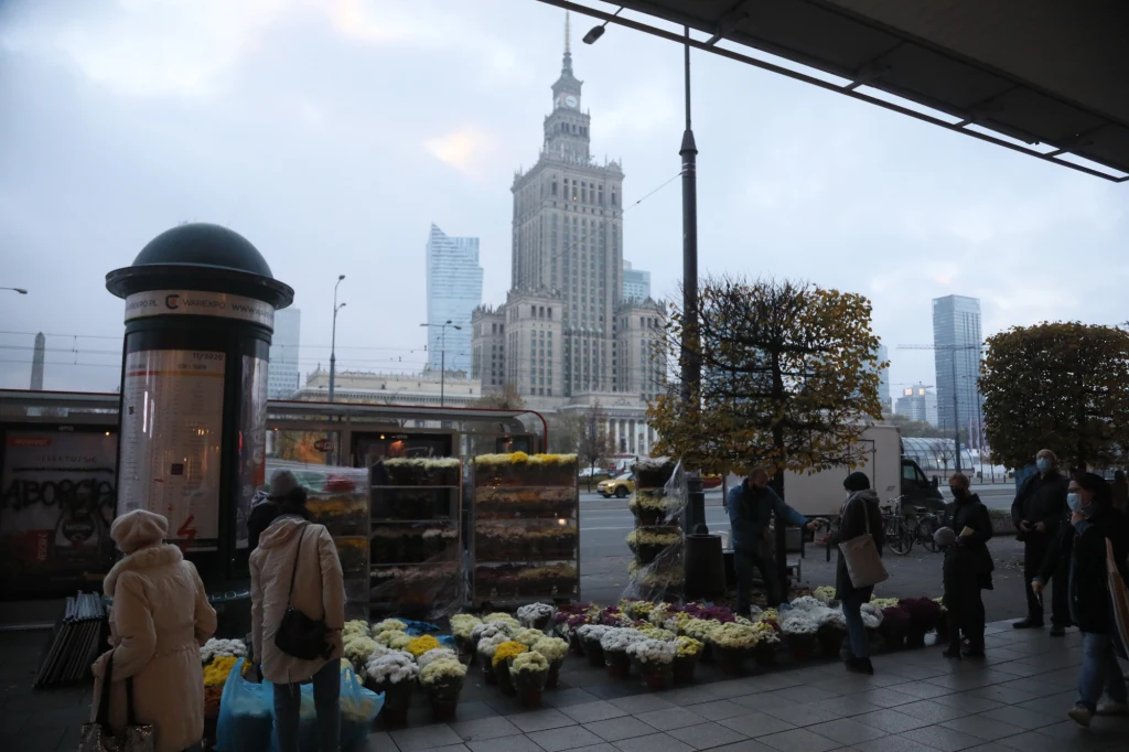 Stołeczny ratusz udostępnił miejsca do handlu bez dodatkowych opłat, w związku z rządową decyzją o zamknięciu cmentarzy w okresie Wszystkich Świetych. 