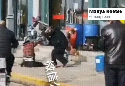 Nagranie, na którym widać mężczyznę bijącego żonę na ulicy