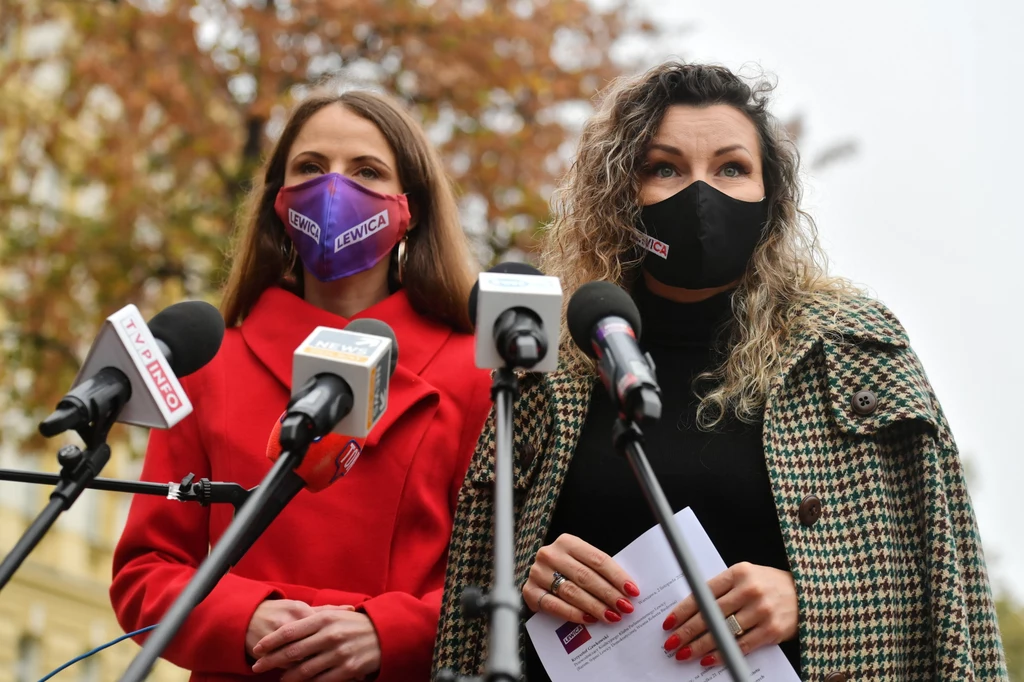 Posłanki Lewicy Agnieszka Dziemianowicz-Bąk i Monika Pawłowska podczas konferencji prasowej Posłanki Lewicy Agnieszka Dziemianowicz-Bąk i Monika Pawłowska podczas konferencji prasowej