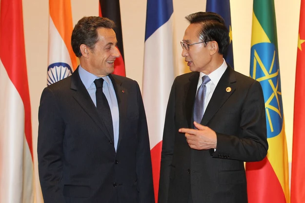 Nicolas Sarkozy (L) i Li Miung Bak, zdjęcie z 2010 roku Nicolas Sarkozy (L) i Li Miung Bak, zdjęcie z 2010 roku