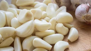 Obierz ząbek czosnku, zmiażdż i przyłóż na kurzajki. Znikną bez śladu i nie wrócą