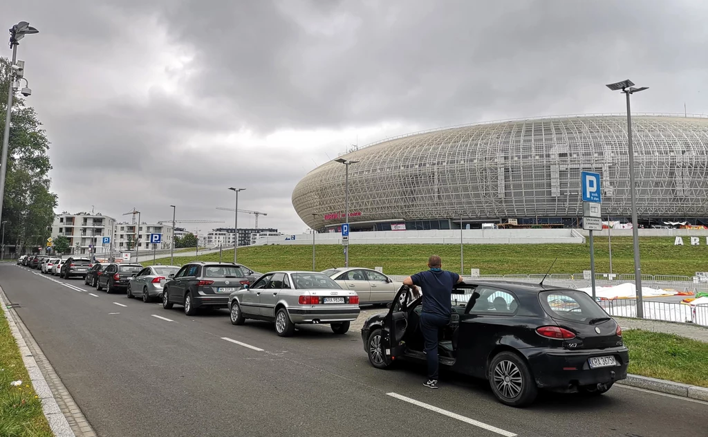 Kolejka samochodów pod Tauron Areną do punktu pobierania wymazów do testów na obecność koronawirusa Kolejka samochodów pod Tauron Areną do punktu pobierania wymazów do testów na obecność koronawirusa