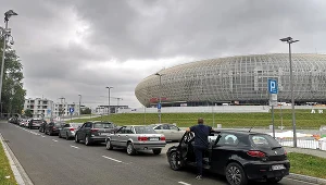 Kolejka samochodów pod Tauron Areną do punktu pobierania wymazów do testów na obecność koronawirusa