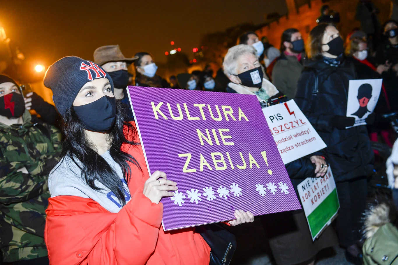 Protestujący zgromadzili się na placu Zamkowym w Warszawie Protestujący zgromadzili się na placu Zamkowym w Warszawie