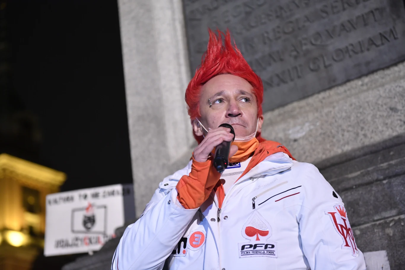 "Ten tekst jest brzydki, gęsty, chamski i obleśny. Ma ukazać frustrację zwykłego porządnego człowieka na totalną obłudę układów społeczno-politycznych wszystkich maści (!), choć z dość mocno widoczną egzemplifikacją" - mówił Michał Wiśniewski przy okazji premiery piosenki "Prezes" "Ten tekst jest brzydki, gęsty, chamski i obleśny. Ma ukazać frustrację zwykłego porządnego człowieka na totalną obłudę układów społeczno-politycznych wszystkich maści (!), choć z dość mocno widoczną egzemplifikacją" - mówił Michał Wiśniewski przy okazji premiery piosenki "Prezes"