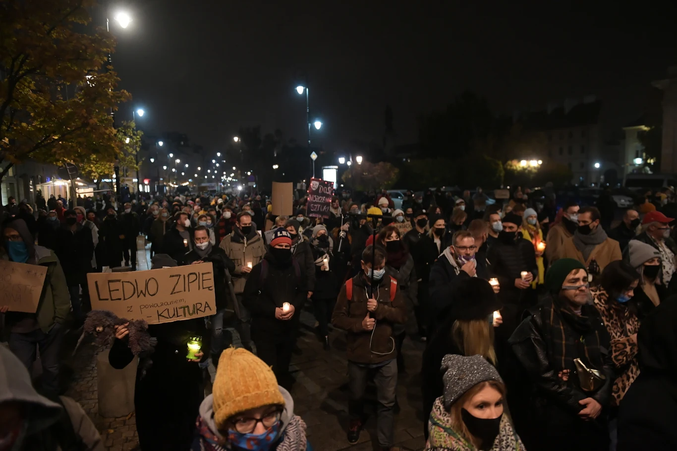 Setki protestujących, którzy wcześniej w ramach akcji zorganizowanej przez Ogólnopolski Strajk Kobiet blokowali rondo de Gaulle'a w Warszawie, przeszli po Sejm. Na transparentach i banerach widniały hasła sprzeciwiające się zaostrzeniu prawa aborcyjnego, a także krytykujące partię rządzącą. Setki protestujących, którzy wcześniej w ramach akcji zorganizowanej przez Ogólnopolski Strajk Kobiet blokowali rondo de Gaulle'a w Warszawie, przeszli po Sejm. Na transparentach i banerach widniały hasła sprzeciwiające się zaostrzeniu prawa aborcyjnego, a także krytykujące partię rządzącą.