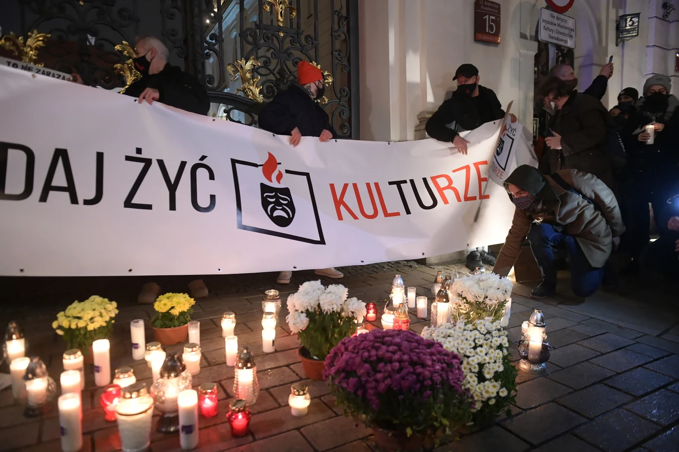 Po raz drugi część najważniejszych punktów komunikacyjnych w stolicy zostało zablokowanych w ramach akcji zorganizowanej przez Ogólnopolski Strajk Kobiet. Jedna z największych blokad dotyczyła ronda de Gaulle'a. Po raz drugi część najważniejszych punktów komunikacyjnych w stolicy zostało zablokowanych w ramach akcji zorganizowanej przez Ogólnopolski Strajk Kobiet. Jedna z największych blokad dotyczyła ronda de Gaulle'a.