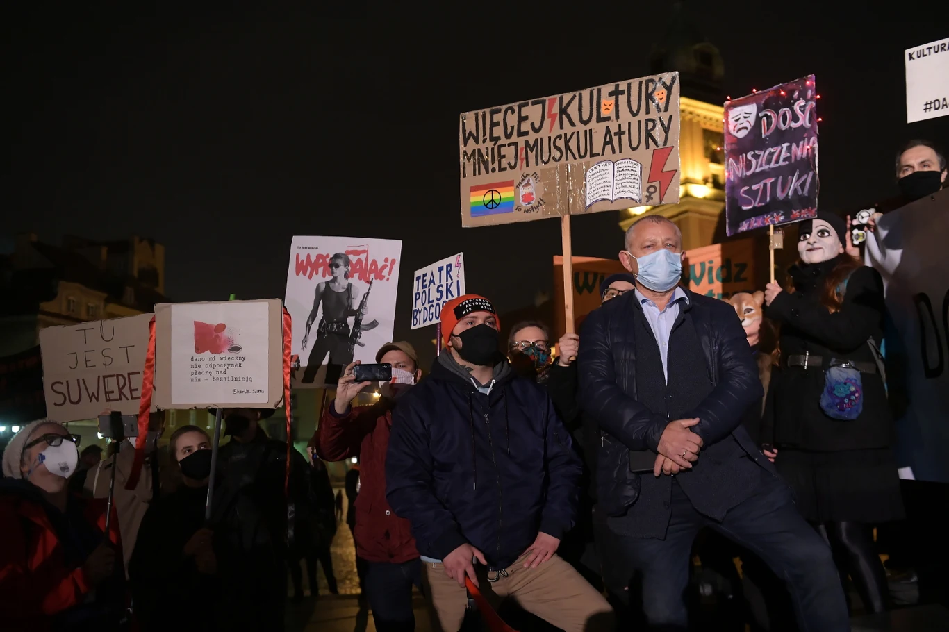 Po godz. 18 setki protestujących ruszyły z ronda w stronę placu Trzech Krzyży, by finalnie przejść pod Sejm. Po godz. 18 setki protestujących ruszyły z ronda w stronę placu Trzech Krzyży, by finalnie przejść pod Sejm.