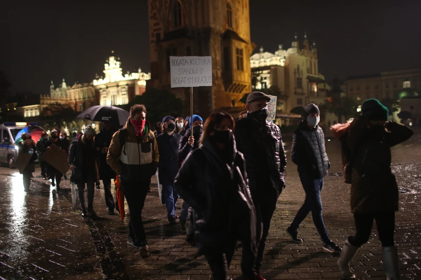 Na Rynku Głównym w Krakowie miał miejsce protest środowisk artystyczno-kreatywnych w związku z obostrzeniami w branży artystyczno-kulturalnej spowodowanymi pandemią koronawirusa Na Rynku Głównym w Krakowie miał miejsce protest środowisk artystyczno-kreatywnych w związku z obostrzeniami w branży artystyczno-kulturalnej spowodowanymi pandemią koronawirusa