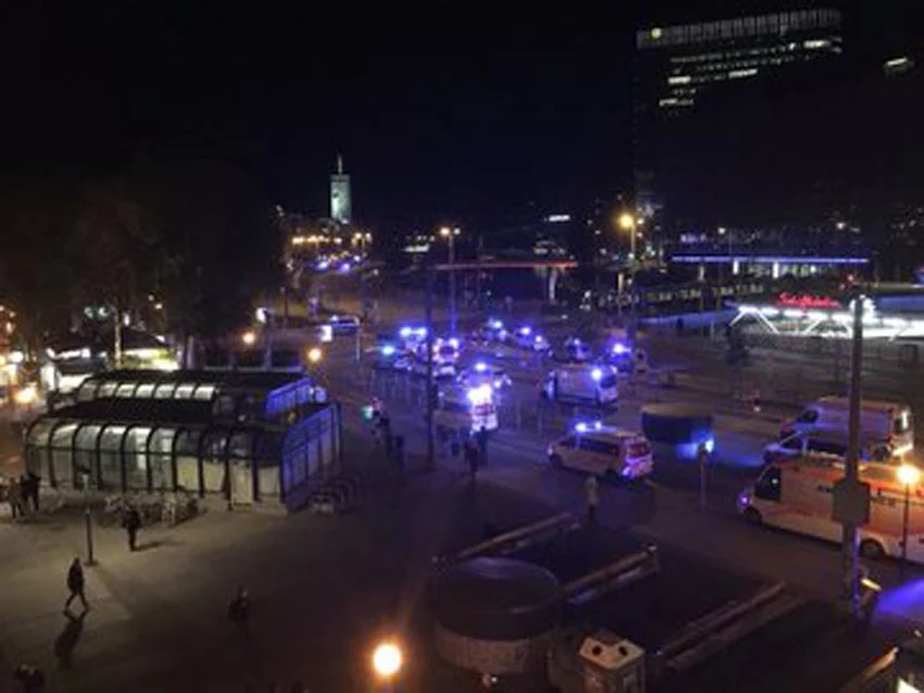 Co najmniej jedna osoba zginęła w strzelaninie w centrum Wiednia Co najmniej jedna osoba zginęła w strzelaninie w centrum Wiednia
