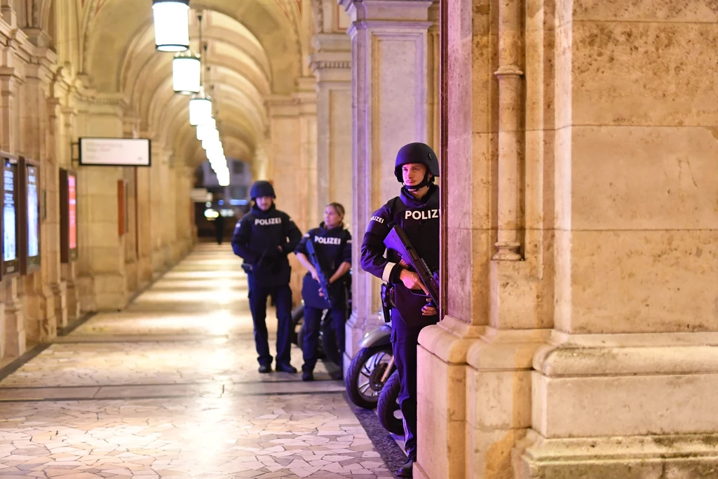 Wymianę ognia potwierdziła policja na Twitterze, apelując do ludzi, aby unikali centrum miasta. Wymianę ognia potwierdziła policja na Twitterze, apelując do ludzi, aby unikali centrum miasta.