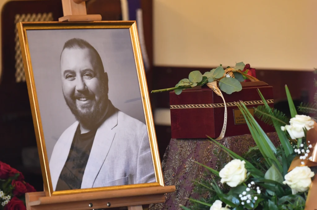 Dariusz Gnatowski zmarł 20 października. Miał 59 lat. Aktor trafił do krakowskiego szpitala z zapaleniem płuc i ciężką niewydolnością oddechową. Był zakażony koronawirusem. Dariusz Gnatowski zmarł 20 października. Miał 59 lat. Aktor trafił do krakowskiego szpitala z zapaleniem płuc i ciężką niewydolnością oddechową. Był zakażony koronawirusem.