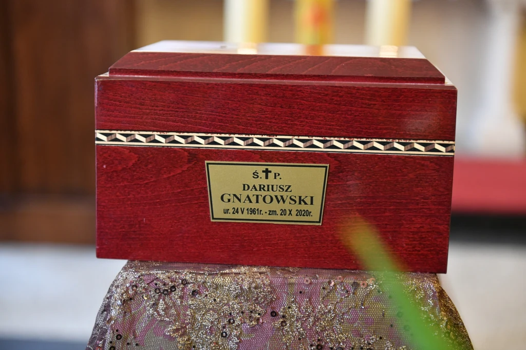 Urna z prochami Dariusza Gnatowskiego Urna z prochami Dariusza Gnatowskiego