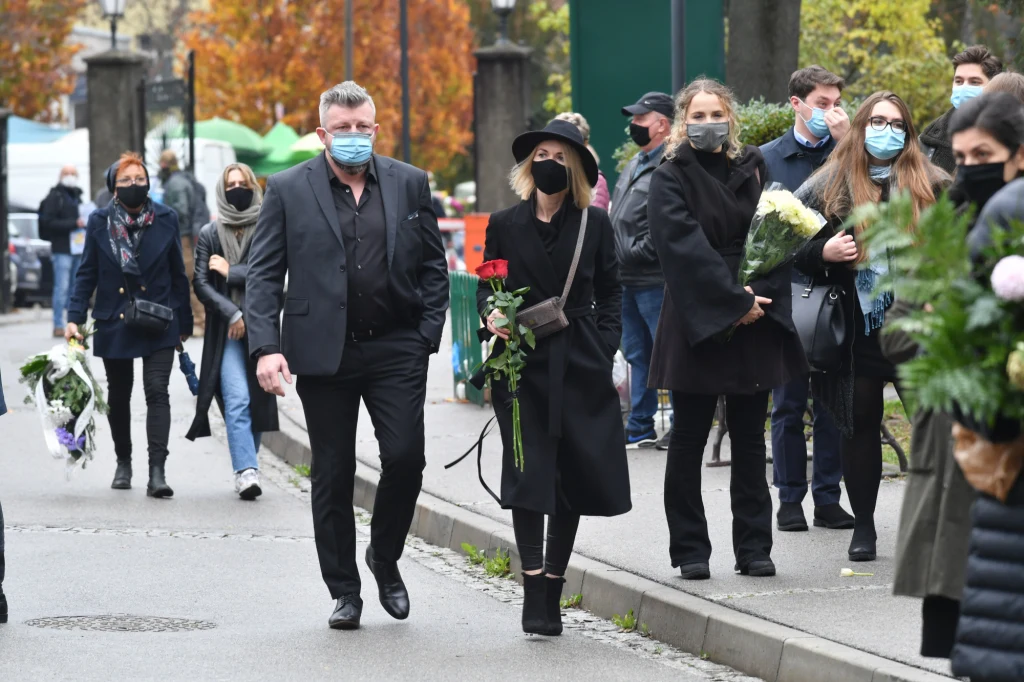 Na cmentarzu Podgórskim w Krakowie zgromadziła się rodzina, przyjaciele i fani aktora. Na cmentarzu Podgórskim w Krakowie zgromadziła się rodzina, przyjaciele i fani aktora.