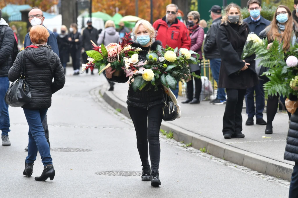 Ludzie przynoszą kwiaty, aby pożegnać aktora Ludzie przynoszą kwiaty, aby pożegnać aktora