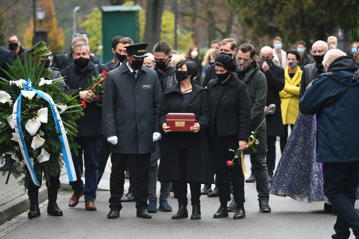 Rodzina Dariusza Gnatowskiego na cmentarzu Podgórskim w Krakowie Rodzina Dariusza Gnatowskiego na cmentarzu Podgórskim w Krakowie