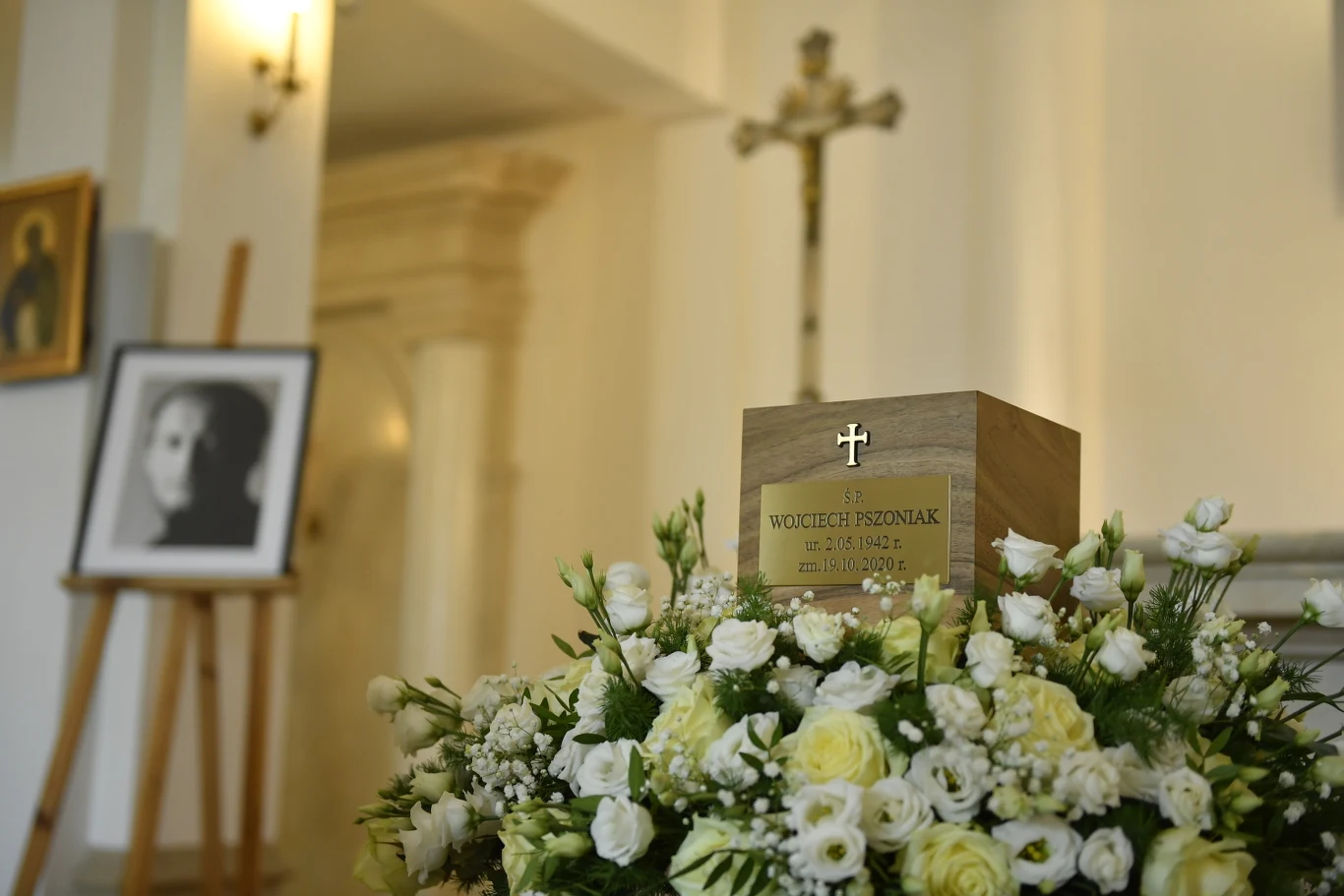 W ostatnim pożegnaniu Wojciecha Pszoniaka bierze udział jego żona Barbara, rodzina, bliscy i przyjaciele.