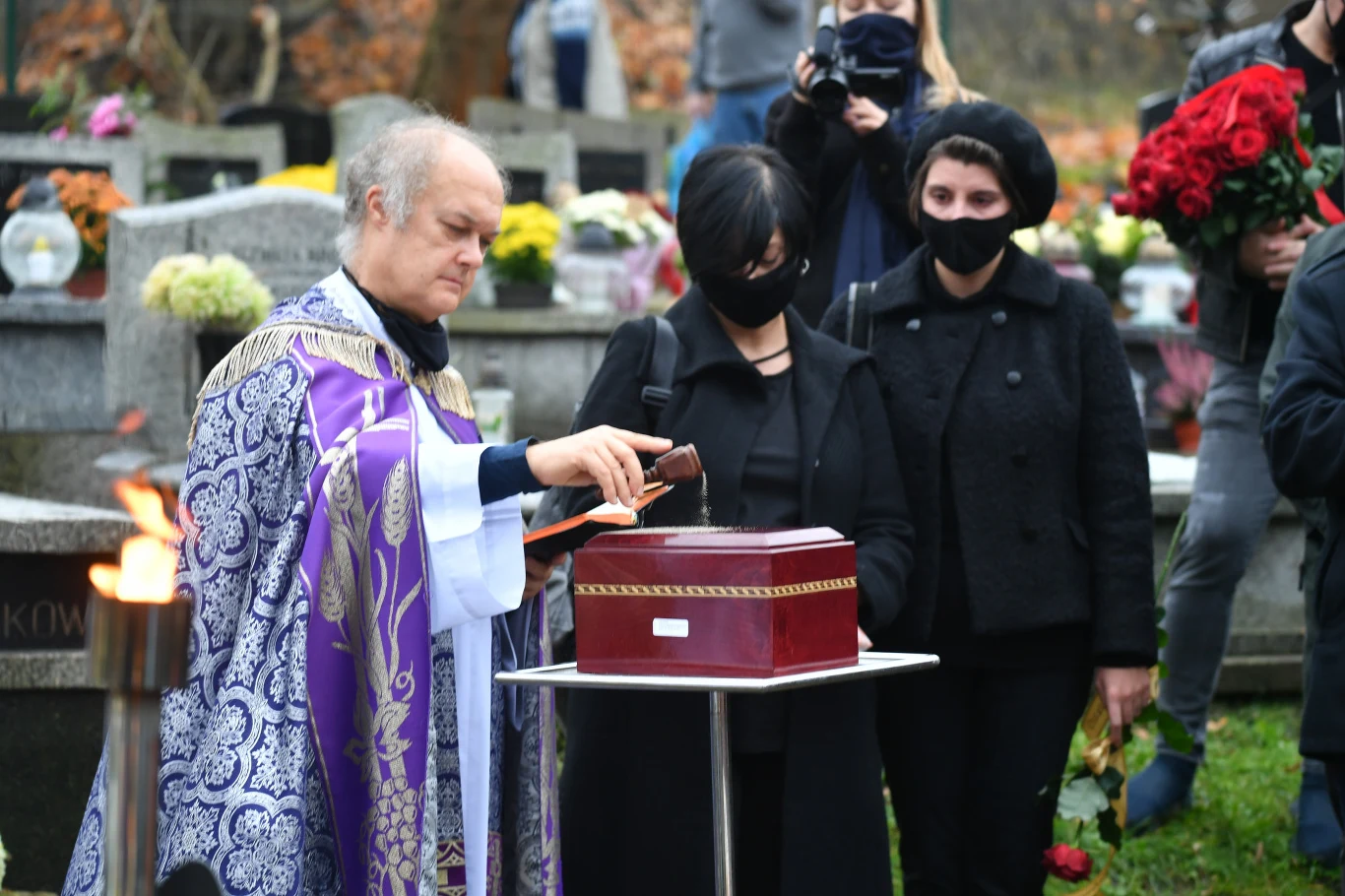 Ostatnie pożegnanie Dariusza Gnatowskiego. Aktora pożegnała żona i córka Ostatnie pożegnanie Dariusza Gnatowskiego. Aktora pożegnała żona i córka