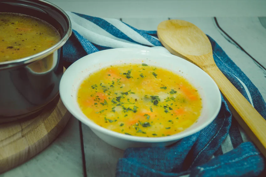 Chlorofil Nać zawiera chlorofil, potocznie nazywany zieloną krwią roślin. Jego budowa jest niemal tożsama z budową krwinki czerwonej. Kluczowe zalety chlorofilu to jego właściwości oczyszczające: uwalnia organizm z toksyn, dezynfekuje, usuwa szkodliwe bakterie, oczyszcza wątrobę. Ma korzystny wpływ na stan skóry. 