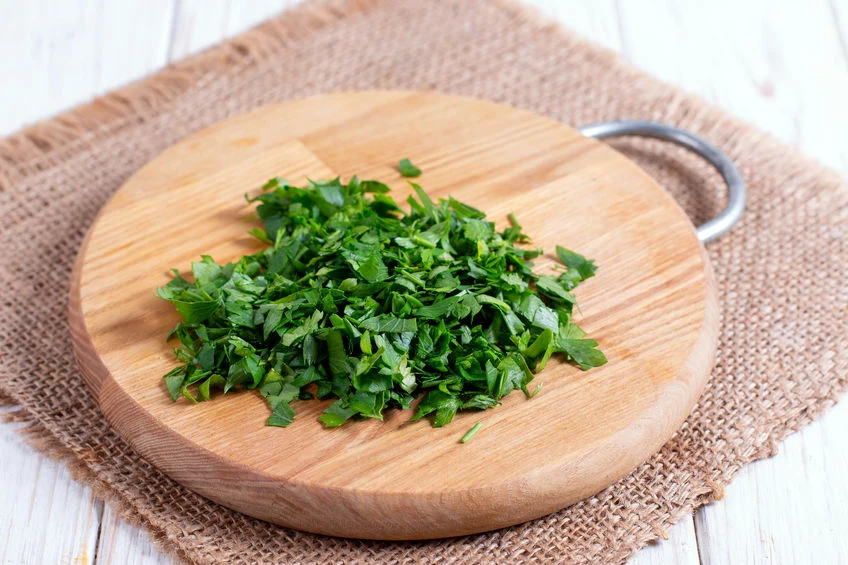 Chlorofil niweluje nieprzyjemne zapachy z ust. Natkę warto zjeść na przykład po spożywaniu czosnku czy cebuli albo mocno aromatycznych dań, na przykład na bazie ryb. Chlorofil łagodzi stany zapalne, korzystnie wpływa na parametry krwi, zwiększa krzepliwość. O podaż chlorofilu powinny szczególnie dbać matki karmiące - ma on wpływ na zwiększone wydzielanie mleka. 