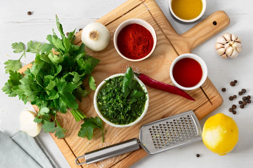 Nać Zjadając 30 gramów natki jesteśmy w stanie zaspokoić dzienne zapotrzebowanie dorosłego organizmu na królową witamin, C. Wydaje się, że 30 gramów zielonych listków to dużo? Niekoniecznie. Ważne by wypracować różne metody włączania natki do jadłospisu. Natka pietruszki to bogactwo aminokwasów i olejków eterycznych. Dobrze, by była obecna w naszym codziennym menu. 