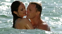 Eva Green podniosła temperaturę na ekranie, grając oszałamiającą Vesper Lynd w "Casino Royale", gdzie partnerowała debiutującemu w roli Jamesa Bonda Danielowi Craigowi. 