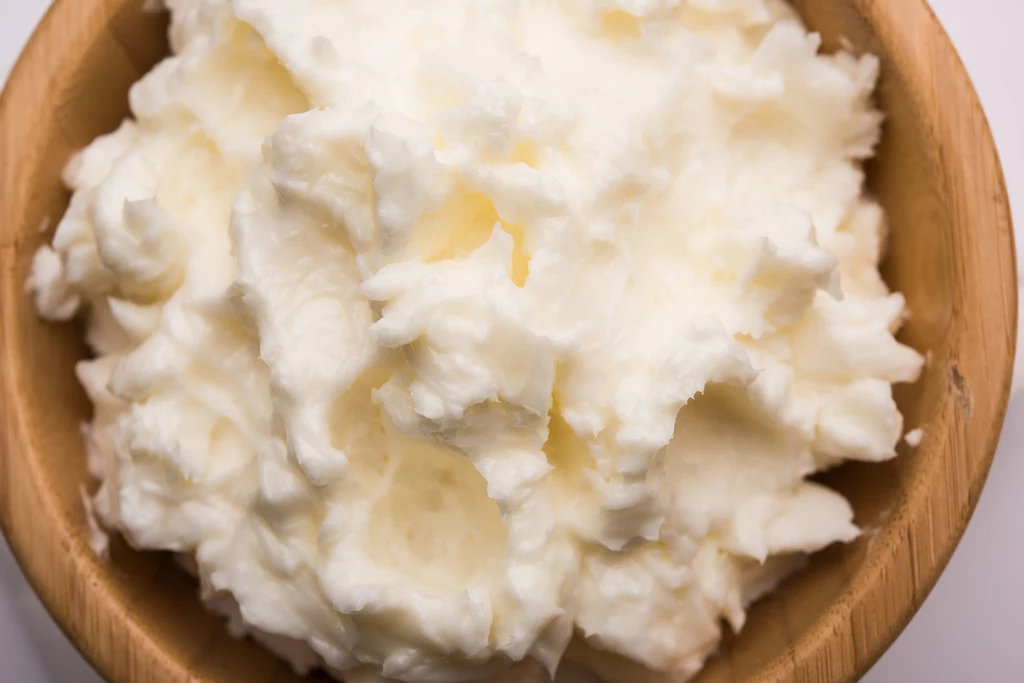 Posiadaczkom suchej i wrażliwej cery zaleca się stosowanie masła Shea