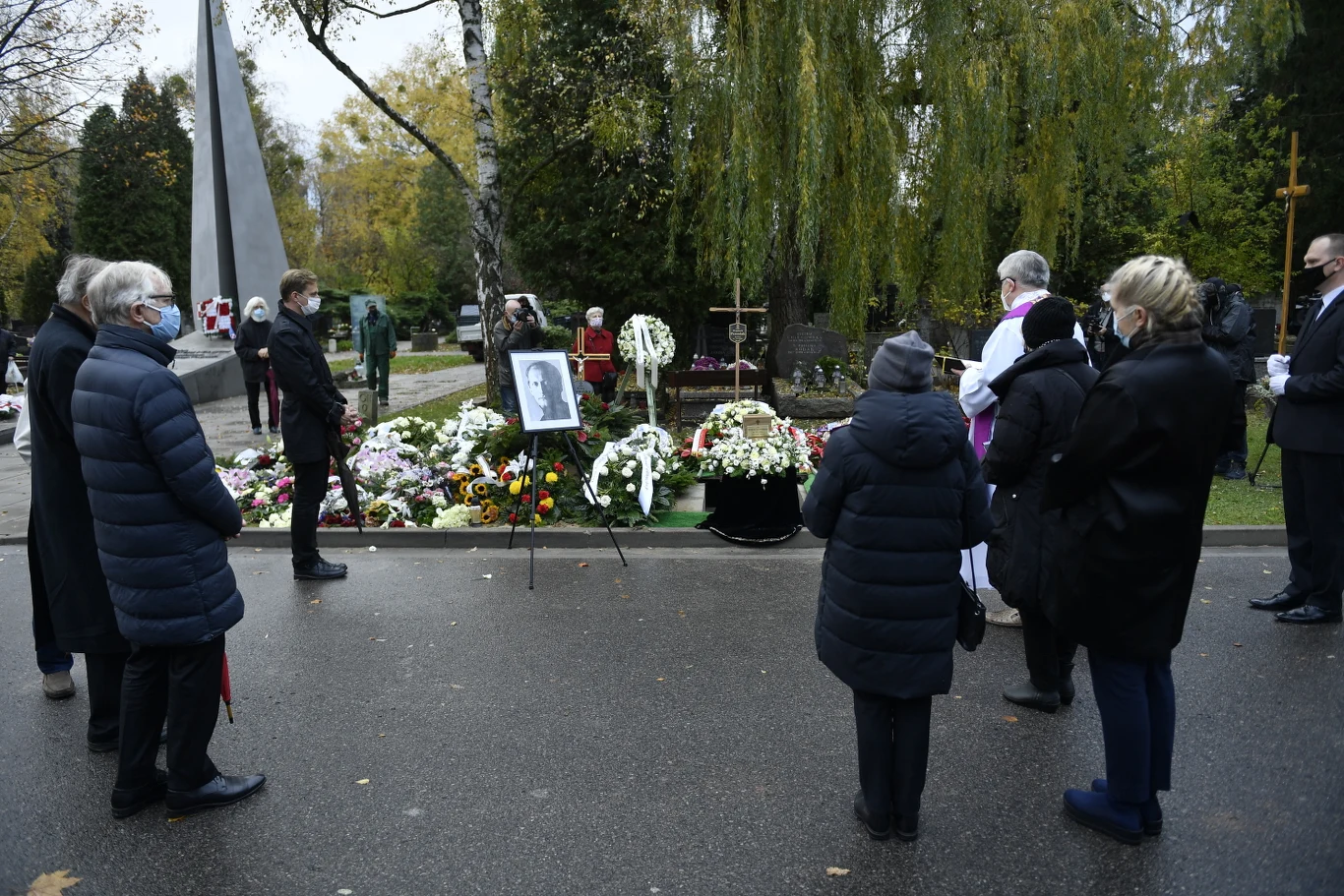 W latach 80. XX wieku Pszoniak wyjechał do Paryża, gdzie zaczął występować w teatrach m.in. w Nanterre, Montparnasse i Chaillot. W Nanterre zagrał w sztuce "Ludzie nierozumni są na wymarciu" w reżyserii Claude'a Regy, w której występowali razem z Gerardem Depardieu i Danielem Olbrychskim. W tym samym teatrze grał w "Onych" Witkacego w reżyserii Wajdy.