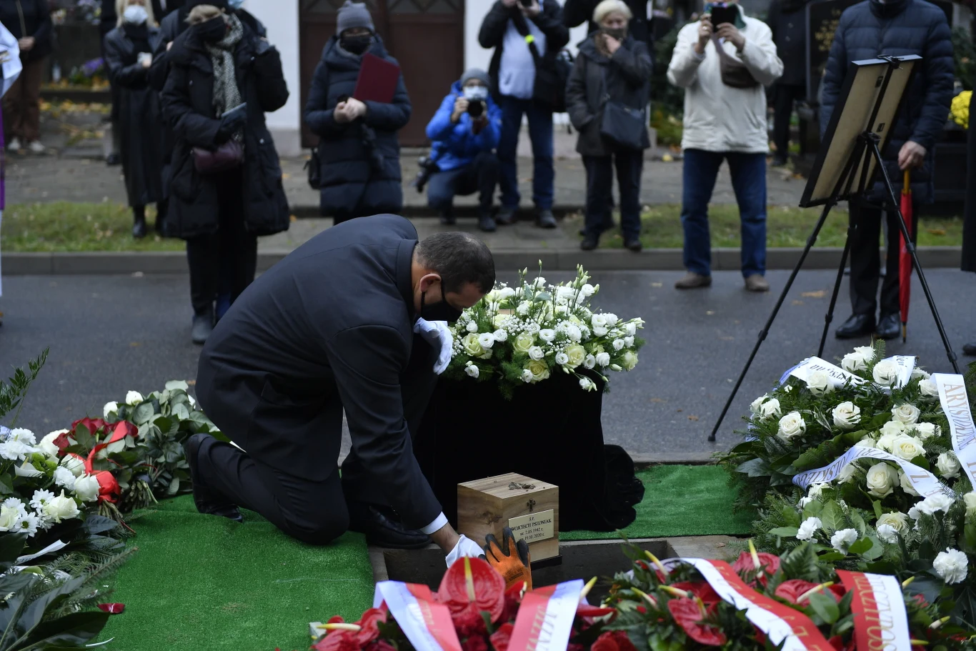 Po mszy św. urna z prochami zmarłego została przewieziona na Powązki Wojskowe.