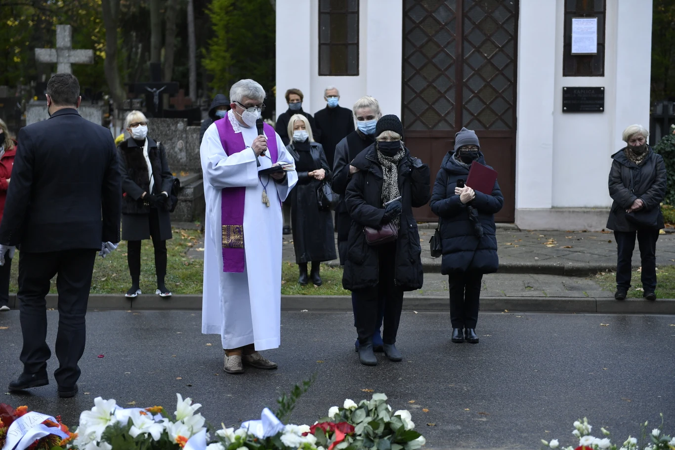 Wojciech Pszoniak urodził się 2 maja 1942 roku we Lwowie, a dorastał w Gliwicach.

Był aktorem teatrów: Starego w Krakowie (1968-72) oraz Narodowego (1972-74) i Powszechnego w Warszawie (1974-80). W Starym zadebiutował w "Klątwie" Stanisława Wyspiańskiego reżyserowanej przez Konrada Swinarskiego (1968).