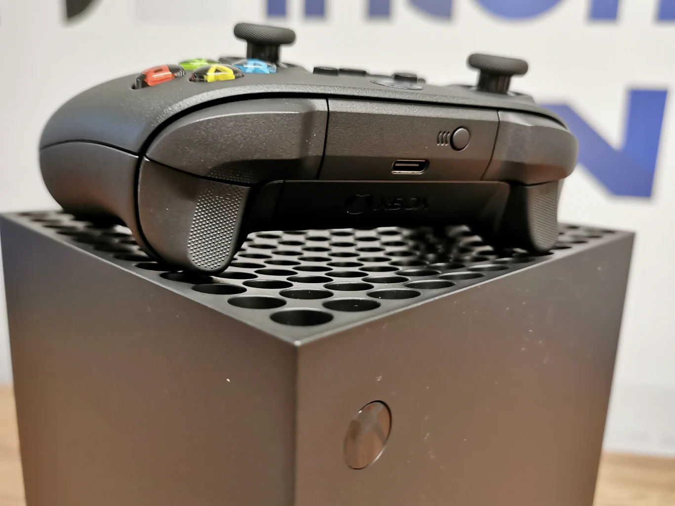 Jedną z najciekawszych funkcji nowego Xbox Series X jest opcja wznawiania rozgrywki miejscu, w którym skończyli, nawet jeśli sami nie zapiszą stanu gry. Co więcej, opcja ta działać ma dla wielu gier jednocześnie i nawet w momencie, kiedy ponownie uruchomimy konsolę lub w międzyczasie włączymy inne gry. 