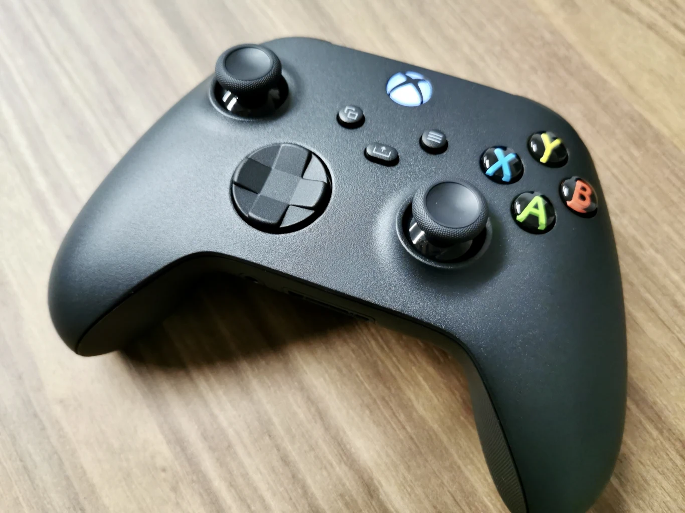 Kontroler wygląda niepozornie, jego wygląd nie zmienił się diametralnie, ale nie było takiej potrzeby.