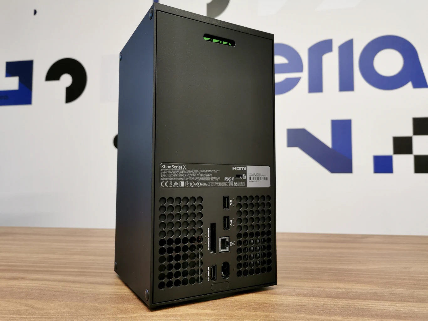 Układ graficzny to z kolei 12 teraflopsów mocy, 52 jednostki obliczeniowe taktowane w częstotliwości 1,825 GHz.