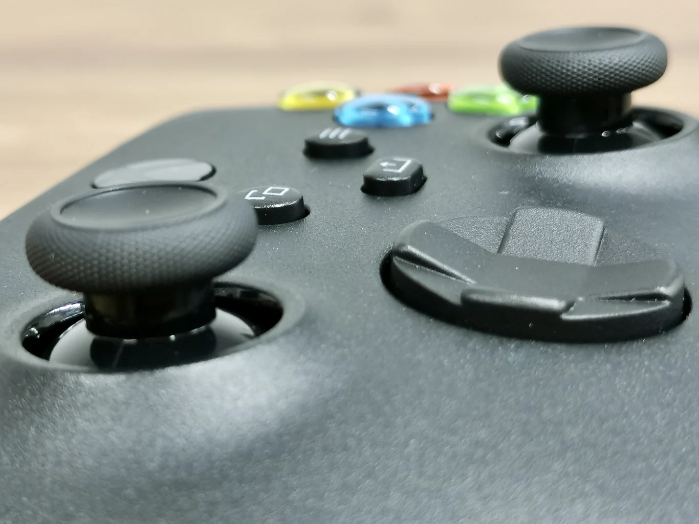 Przebudowie uległ "krzyżak", któremu bliżej teraz do tego z profesjonalnej edycji Elite. 