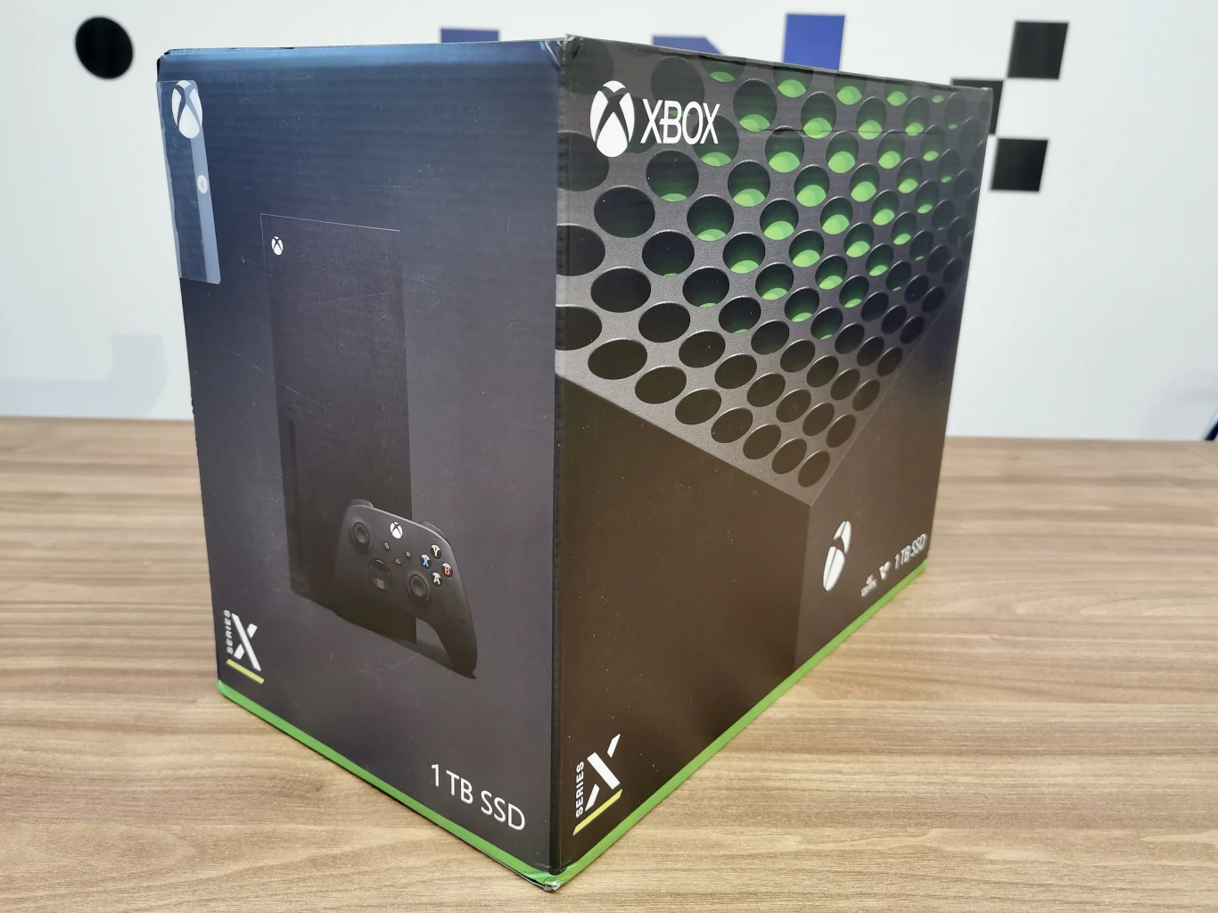 Na boku umiejscowiono grafikę XSX-a i kontrolera w pomniejszeniu.