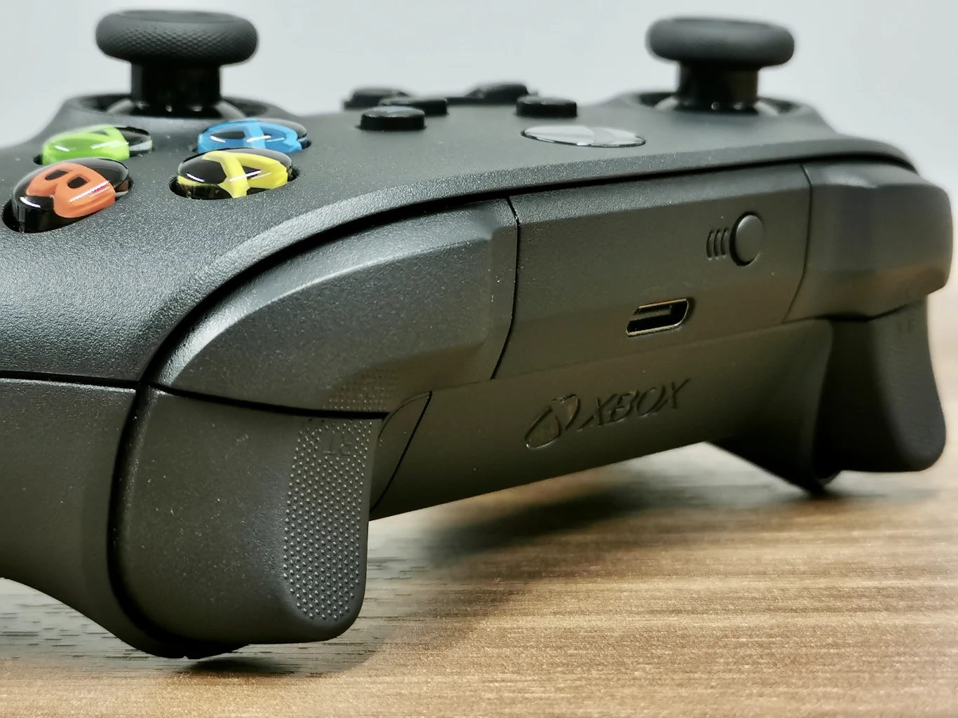 Cały kontroler wykonany został z bardziej matowego materiału - nawet odznaczającą się w poprzedniej edycji (Xbox One), błyszcząca część ze spustami.
