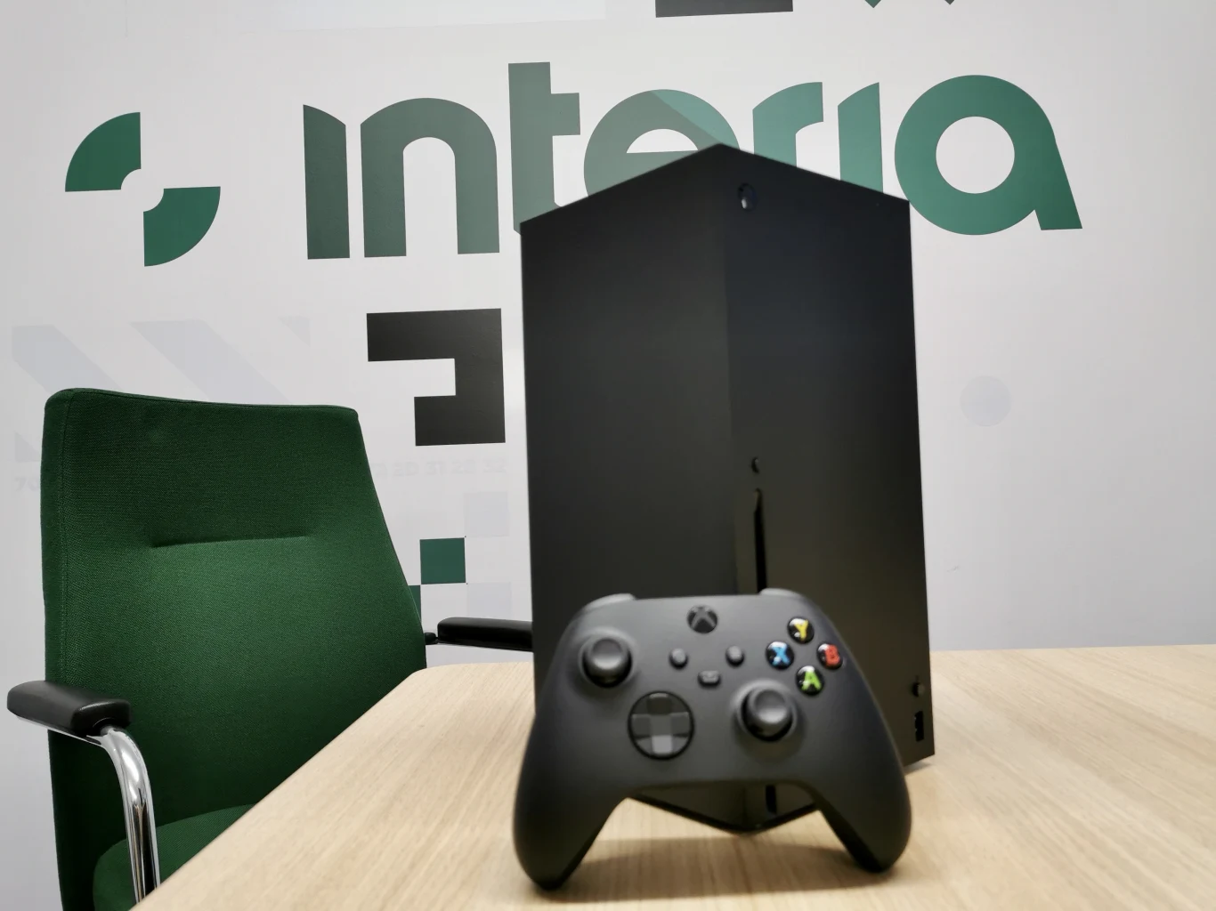 Cena Xbox Series X ustalona została na poziomie 2 249 zł. Przypominamy, że za tańszy model next-gena - konsolę Xboxa Series S, który nie posiada napędu optycznego, trzeba zapłacić 1 349 zł. 