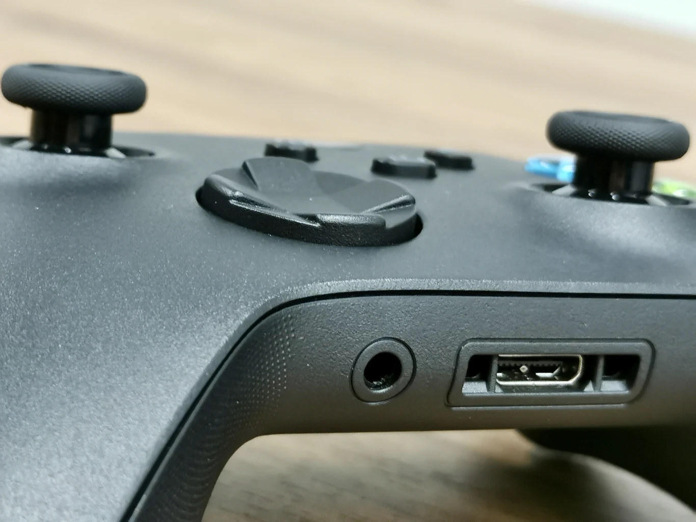 Ta zmiana powinna usprawnić poruszanie się po menusach/klawiaturze ekranowej, ale także ucieszy miłośników gier z gatunku bijatyk oraz wszystkich innych, w których wbicie odpowiedniego kierunku, w odpowiednim czasie ma znaczenie.