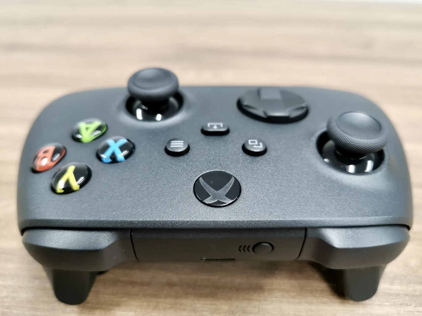 Nowy pad nadal zasilany jest za pośrednictwem dwóch baterii typu AA.