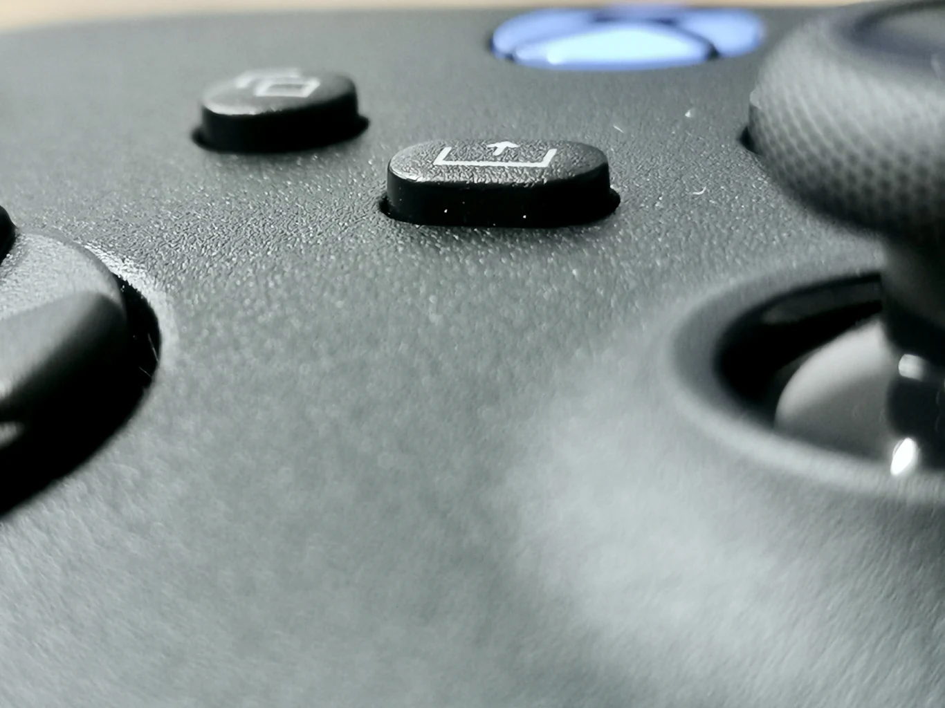 Pod logo Xboksa, a między dwoma, dobrze znanymi przyciskami systemowymi, zadebiutował dodatkowy "guzik", który umożliwia w łatwy sposób nagrywanie treści i dzielenie się nimi w sieci.