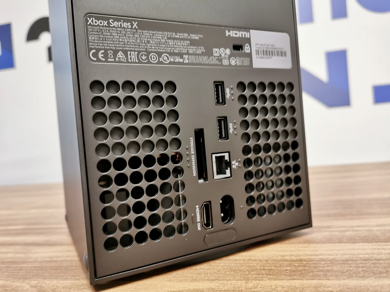 Na tylnej częściej obudowy zlokalizowano dodatkowe wyloty powietrza oraz umiejscowiono gniazdo zasilania, porty USB x2 (w standardzie 3.2), wyjście HDMI, port Ethernet, zabezpieczenie Kensington Lock oraz zabezpieczono slot na dodatkowy dysk SSD.