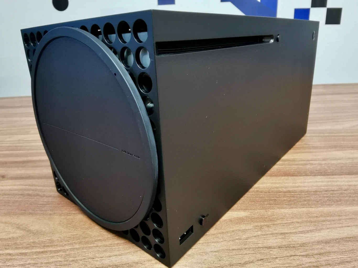 W pozycji stojącej natomiast - do podstawy przymocowano talerzowy stojak - który utrzymuje konsolę w pionie.