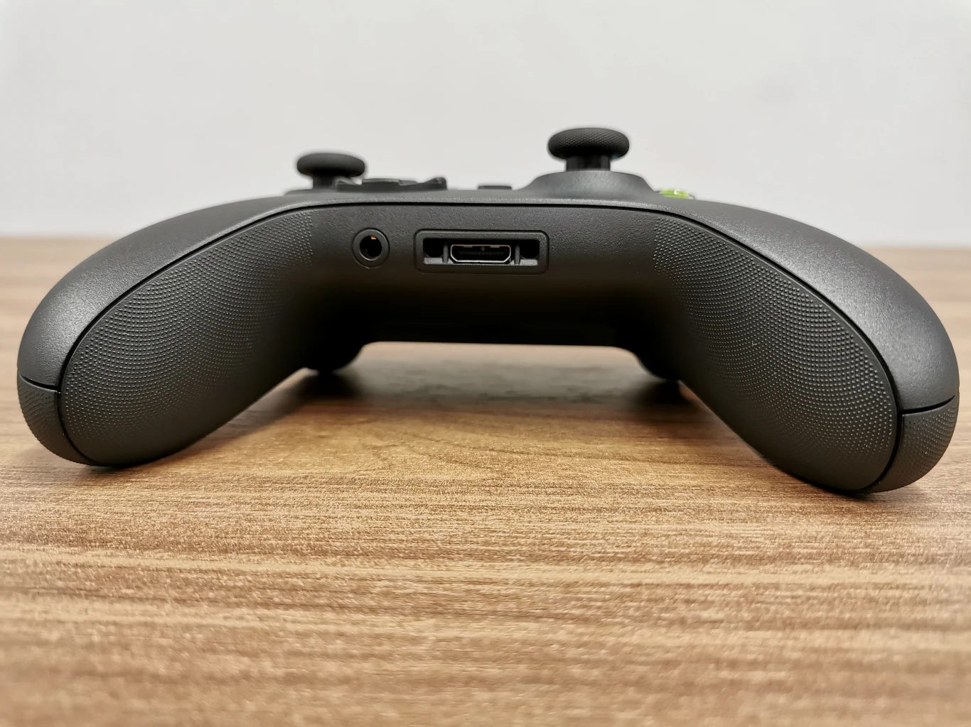 Na niektóre miejsca pada naniesiono dodatkową fakturę, by pad jeszcze pewniej leżał w dłoniach.