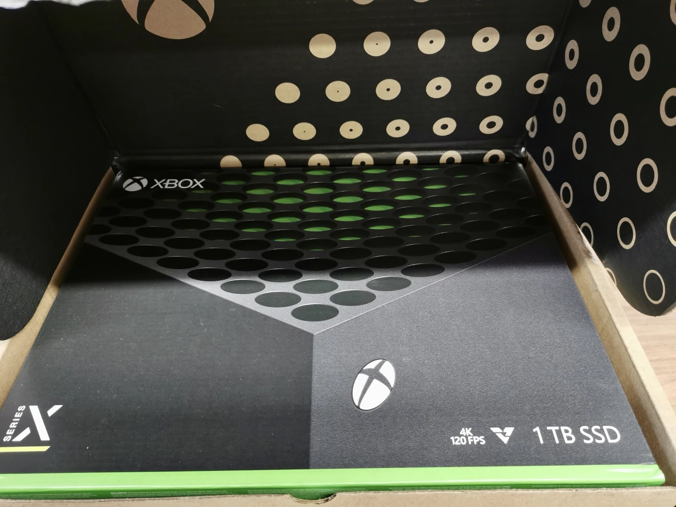 W przypadku Xbox Series X widać, że producenci zadbali o najdrobniejsze szczegóły. Nawet opakowanie zostało sprytnie zaprojektowane, tak by korzystało się z niego w intuicyjny sposób. Wszystkie elementy zlokalizowane zostały w taki sposób, by użytkownik nie miał najmniejszych problemów z dostępem do nich. 