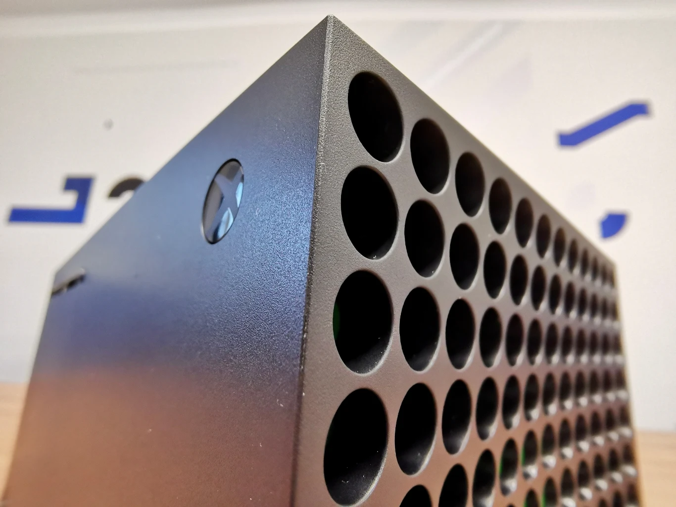 Osłona z dużymi wlotami powietrza wygląda spektakularnie, ale ma ważniejsze zadanie - chronić Xboksa Series X przed osiąganiem nadmiernych temperatur.