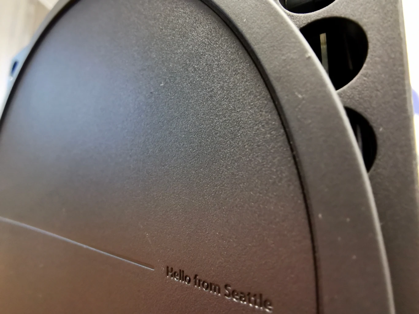 Na podstawie pionowej twórcy konsoli umieścili miły akcent w formie pozdrowienia dla użytkowników.